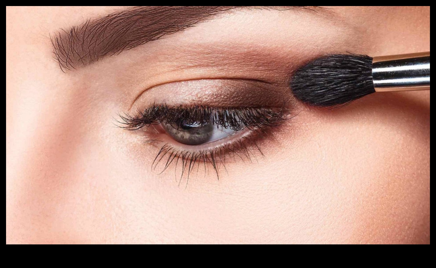 Magia tonurilor neutre atinge o eleganță subtilă cu machiajul natural 2 Magia tonurilor neutre: atingerea eleganței subtile cu machiajul natural
