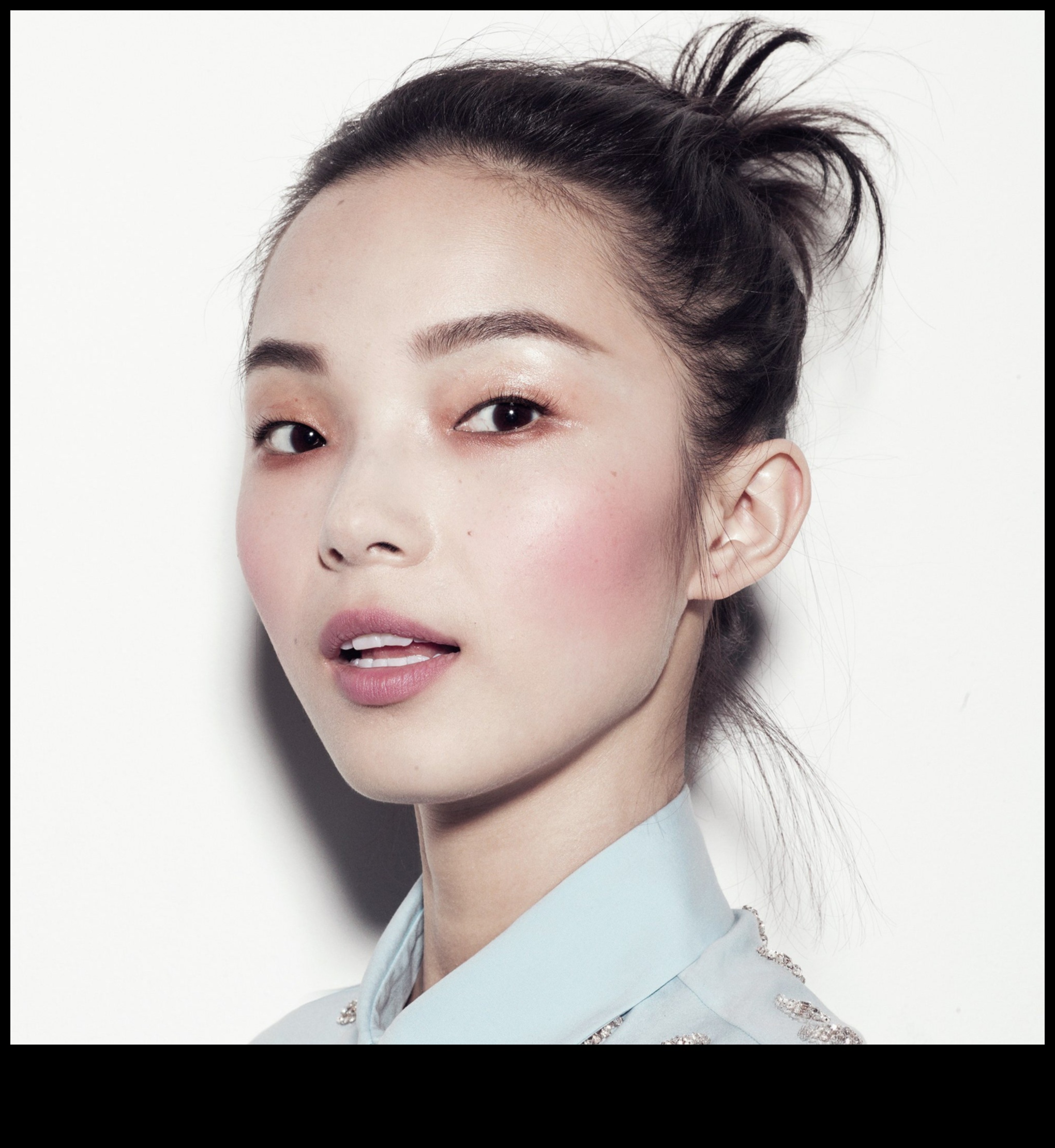 Fard de obraz fără efort: obținerea unei străluciri trandafirii cu tehnici de machiaj natural