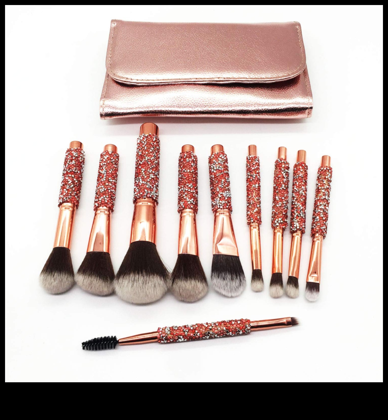 Glamorous Gems Un aspect luxos pentru instrumentele tale de machiaj 5 Bijuterii pline de farmec: explorarea instrumentelor de machiaj încrustate cu bijuterii pentru iubitorii de lux