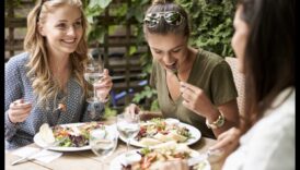 Diete cu conținut scăzut de carbohidrați și situații sociale: navigarea provocărilor