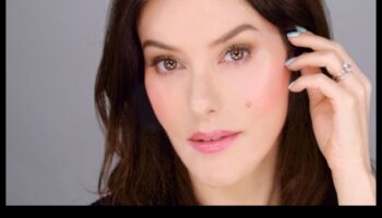 Fard de obraz fără efort: obținerea unei străluciri trandafirii cu tehnici de machiaj natural