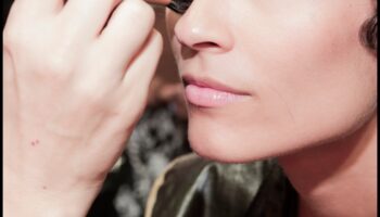 Puterea preciziei: Stăpânirea tehnicilor de machiaj Glam pentru rezultate impecabile