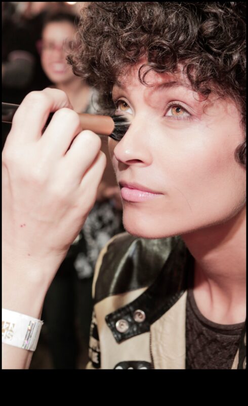 Puterea preciziei: Stăpânirea tehnicilor de machiaj Glam pentru rezultate impecabile